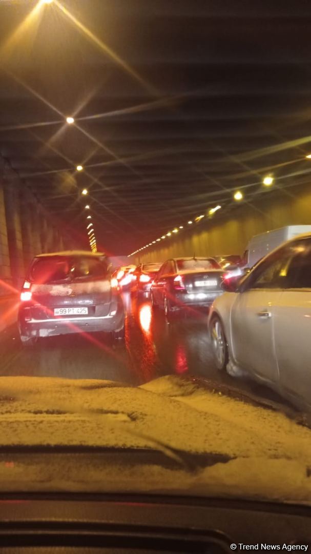 Güclü qar Bakı - Sumqayıt yolunda hərəkəti iflic etdi (FOTO/VİDEO)