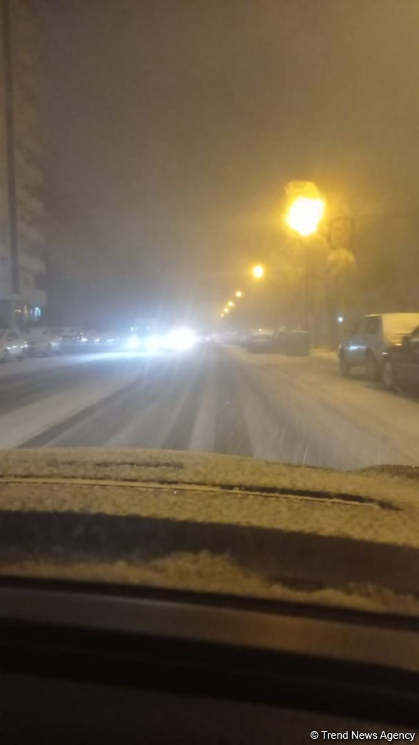 Güclü qar Bakı - Sumqayıt yolunda hərəkəti iflic etdi (FOTO/VİDEO)