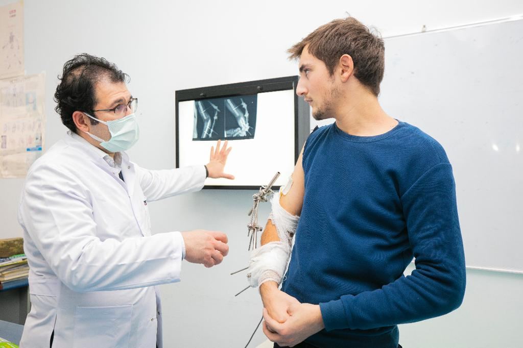 “YAŞAT” Fondu yaralı hərbçilərin müalicəsi üçün Türkiyədən həkim heyəti gətirdi (FOTO)