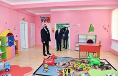Prezident İlham Əliyev Ramanada şəhid ailələri və müharibə əlillərinə mənzillərin təqdim olunması mərasimində iştirak edib (FOTO) (YENİLƏNİB)