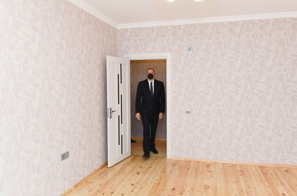 Prezident İlham Əliyev Ramanada şəhid ailələri və müharibə əlillərinə mənzillərin təqdim olunması mərasimində iştirak edib (FOTO) (YENİLƏNİB)