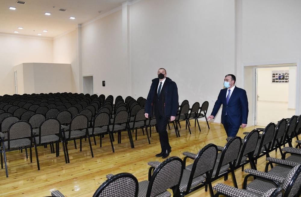 Prezident İlham Əliyev Ramanada şəhid ailələri və müharibə əlillərinə mənzillərin təqdim olunması mərasimində iştirak edib (FOTO) (YENİLƏNİB)