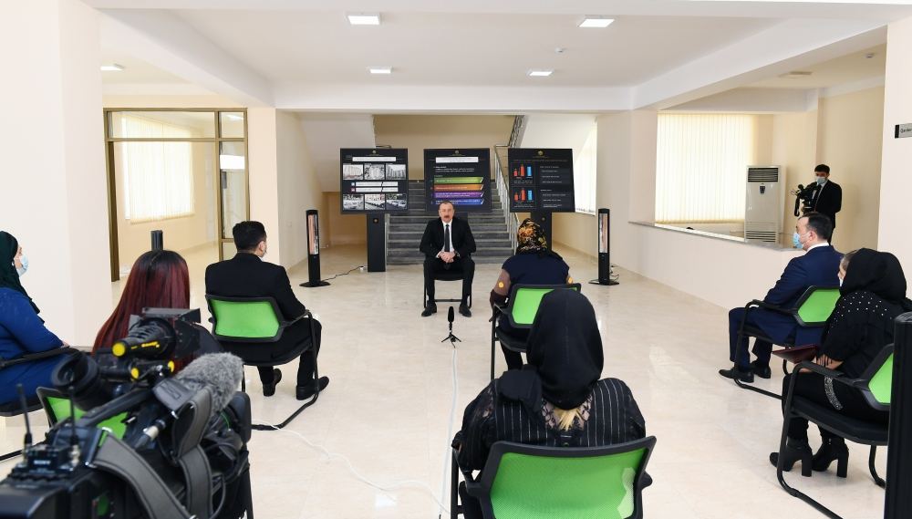 Prezident İlham Əliyev Ramanada şəhid ailələri və müharibə əlillərinə mənzillərin təqdim olunması mərasimində iştirak edib (FOTO) (YENİLƏNİB)