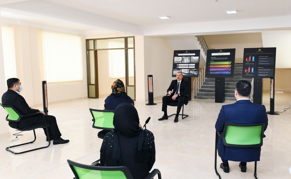 Prezident İlham Əliyev Ramanada şəhid ailələri və müharibə əlillərinə mənzillərin təqdim olunması mərasimində iştirak edib (FOTO) (YENİLƏNİB)