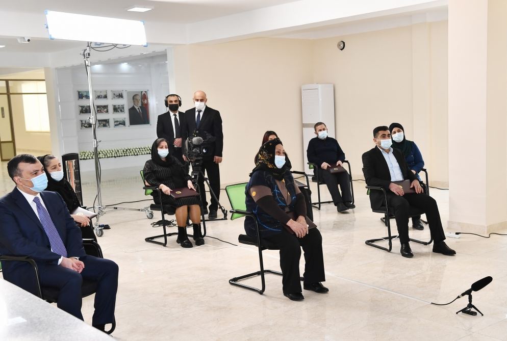 Prezident İlham Əliyev Ramanada şəhid ailələri və müharibə əlillərinə mənzillərin təqdim olunması mərasimində iştirak edib (FOTO) (YENİLƏNİB)