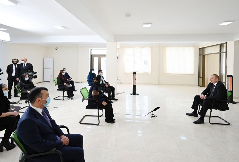 Prezident İlham Əliyev Ramanada şəhid ailələri və müharibə əlillərinə mənzillərin təqdim olunması mərasimində iştirak edib (FOTO) (YENİLƏNİB)