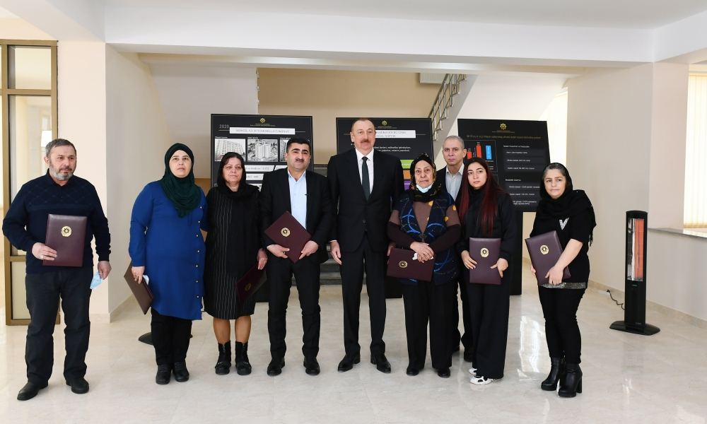 Prezident İlham Əliyev Ramanada şəhid ailələri və müharibə əlillərinə mənzillərin təqdim olunması mərasimində iştirak edib (FOTO) (YENİLƏNİB)
