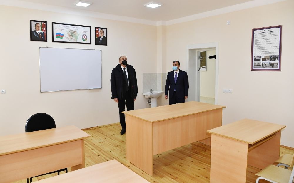 Prezident İlham Əliyev Ramanada şəhid ailələri və müharibə əlillərinə mənzillərin təqdim olunması mərasimində iştirak edib (FOTO) (YENİLƏNİB)
