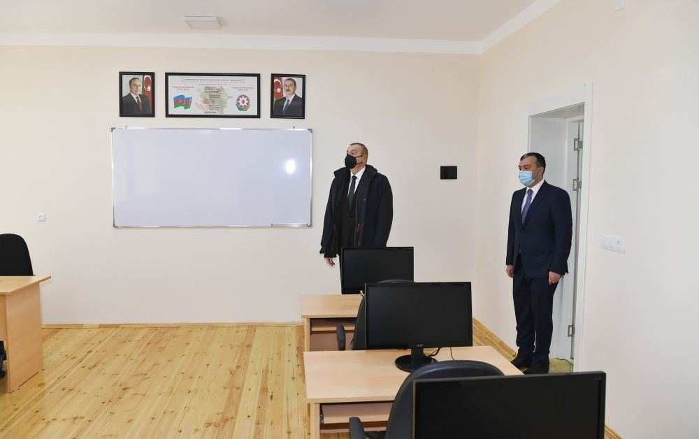 Prezident İlham Əliyev Ramanada şəhid ailələri və müharibə əlillərinə mənzillərin təqdim olunması mərasimində iştirak edib (FOTO) (YENİLƏNİB)
