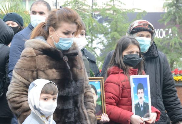 Vətəndaşlar "Ana harayı" abidəsini ziyarət edirlər (FOTOREPORTAJ)