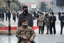 Vətəndaşlar "Ana harayı" abidəsini ziyarət edirlər (FOTOREPORTAJ)