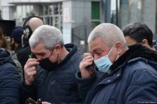 Vətəndaşlar "Ana harayı" abidəsini ziyarət edirlər (FOTOREPORTAJ)
