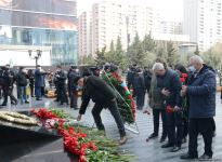 Vətəndaşlar "Ana harayı" abidəsini ziyarət edirlər (FOTOREPORTAJ)