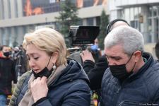 Vətəndaşlar "Ana harayı" abidəsini ziyarət edirlər (FOTOREPORTAJ)