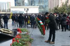Vətəndaşlar "Ana harayı" abidəsini ziyarət edirlər (FOTOREPORTAJ)