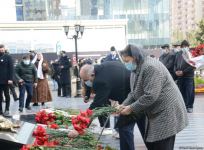 Vətəndaşlar "Ana harayı" abidəsini ziyarət edirlər (FOTOREPORTAJ)
