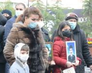 Vətəndaşlar "Ana harayı" abidəsini ziyarət edirlər (FOTOREPORTAJ)