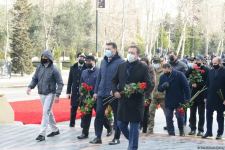 Vətəndaşlar "Ana harayı" abidəsini ziyarət edirlər (FOTOREPORTAJ)
