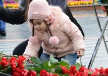 Vətəndaşlar "Ana harayı" abidəsini ziyarət edirlər (FOTOREPORTAJ)