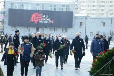 Vətəndaşlar "Ana harayı" abidəsini ziyarət edirlər (FOTOREPORTAJ)
