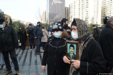 Vətəndaşlar "Ana harayı" abidəsini ziyarət edirlər (FOTOREPORTAJ)