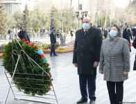 Vətəndaşlar "Ana harayı" abidəsini ziyarət edirlər (FOTOREPORTAJ)