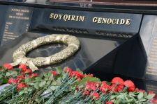 Vətəndaşlar "Ana harayı" abidəsini ziyarət edirlər (FOTOREPORTAJ)