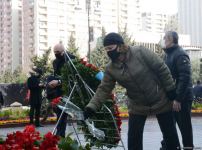 Vətəndaşlar "Ana harayı" abidəsini ziyarət edirlər (FOTOREPORTAJ)