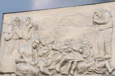 Vətəndaşlar "Ana harayı" abidəsini ziyarət edirlər (FOTOREPORTAJ)
