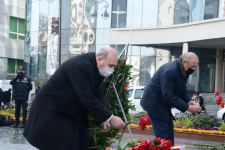 Vətəndaşlar "Ana harayı" abidəsini ziyarət edirlər (FOTOREPORTAJ)
