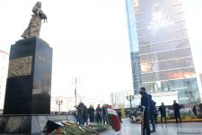 Vətəndaşlar "Ana harayı" abidəsini ziyarət edirlər (FOTOREPORTAJ)