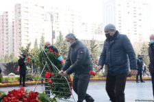 Vətəndaşlar "Ana harayı" abidəsini ziyarət edirlər (FOTOREPORTAJ)