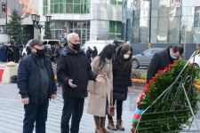 Vətəndaşlar "Ana harayı" abidəsini ziyarət edirlər (FOTOREPORTAJ)