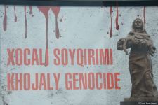 Vətəndaşlar "Ana harayı" abidəsini ziyarət edirlər (FOTOREPORTAJ)