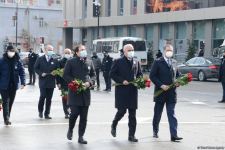 Vətəndaşlar "Ana harayı" abidəsini ziyarət edirlər (FOTOREPORTAJ)