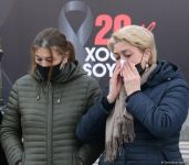 Vətəndaşlar "Ana harayı" abidəsini ziyarət edirlər (FOTOREPORTAJ)
