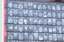 Vətəndaşlar "Ana harayı" abidəsini ziyarət edirlər (FOTOREPORTAJ)