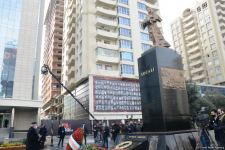 Vətəndaşlar "Ana harayı" abidəsini ziyarət edirlər (FOTOREPORTAJ)