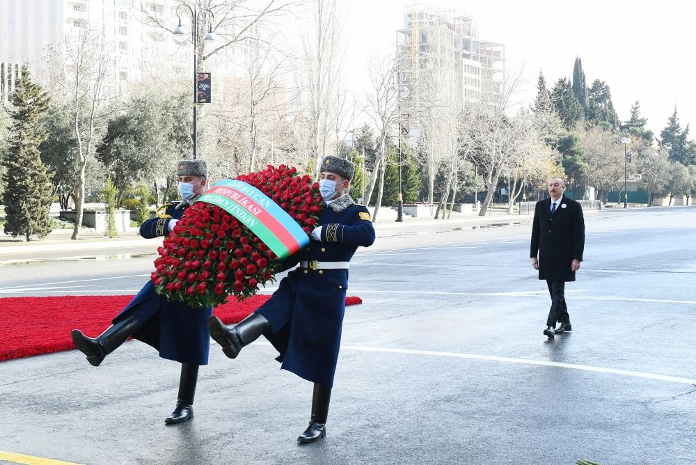 Prezident İlham Əliyev və birinci xanım Mehriban Əliyeva Xocalı soyqırımı abidəsini ziyarət ediblər (FOTO/VİDEO) (YENİLƏNİB)