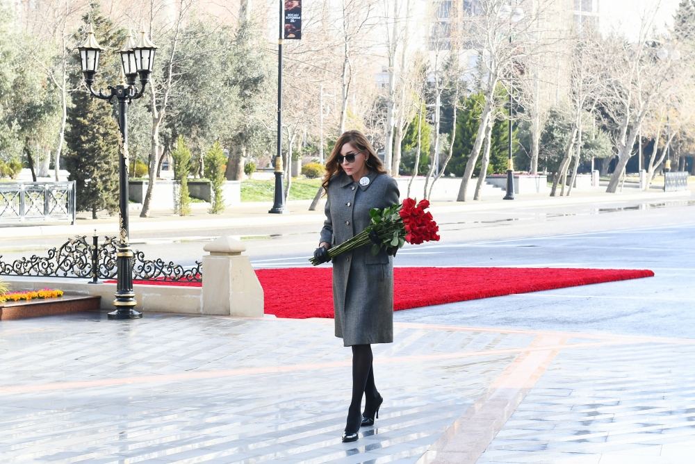 Prezident İlham Əliyev və birinci xanım Mehriban Əliyeva Xocalı soyqırımı abidəsini ziyarət ediblər (FOTO/VİDEO) (YENİLƏNİB)