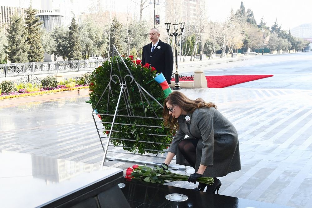 Prezident İlham Əliyev və birinci xanım Mehriban Əliyeva Xocalı soyqırımı abidəsini ziyarət ediblər (FOTO/VİDEO) (YENİLƏNİB)