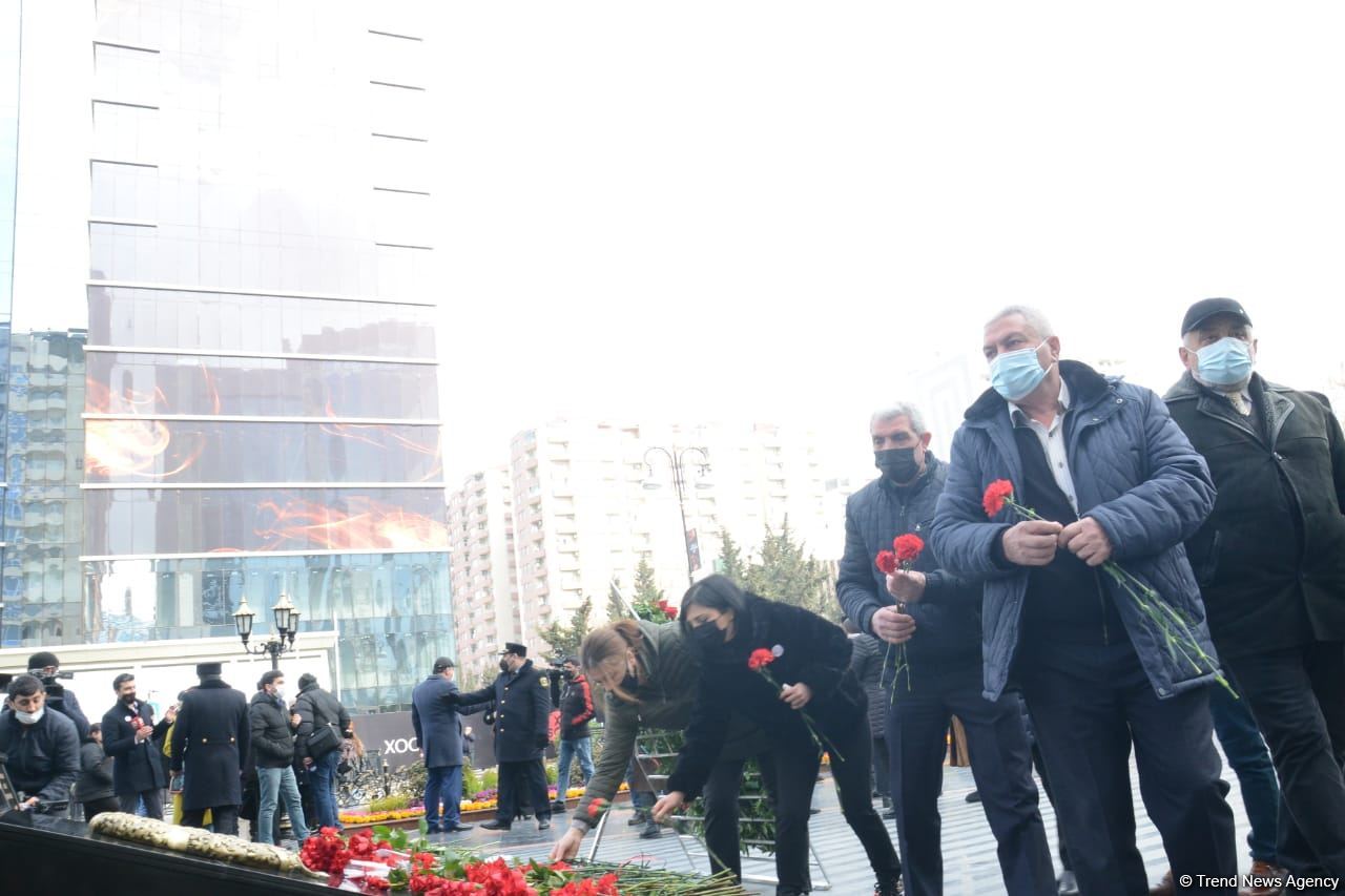 Vətəndaşlar "Ana harayı" abidəsini ziyarət edirlər (FOTOREPORTAJ)