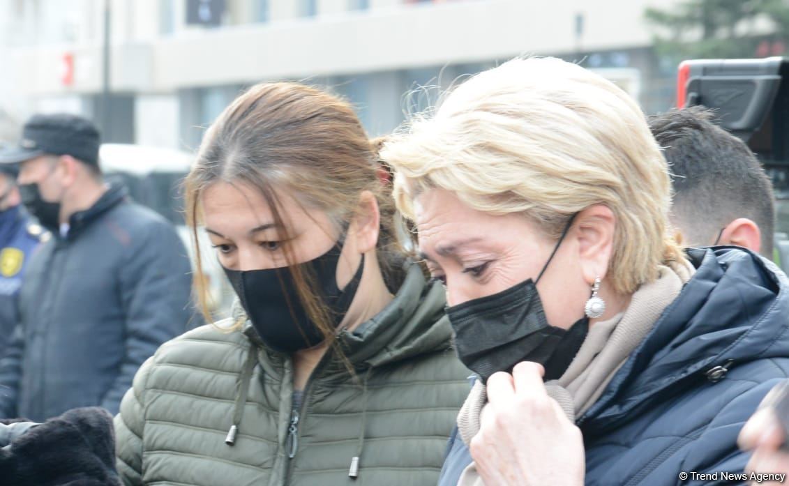 Vətəndaşlar "Ana harayı" abidəsini ziyarət edirlər (FOTOREPORTAJ)