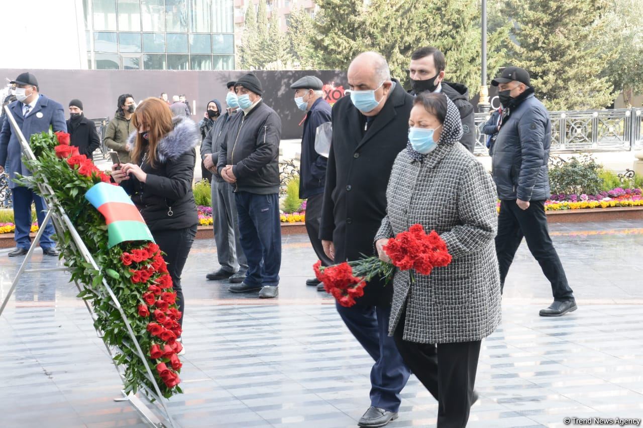 Vətəndaşlar "Ana harayı" abidəsini ziyarət edirlər (FOTOREPORTAJ)