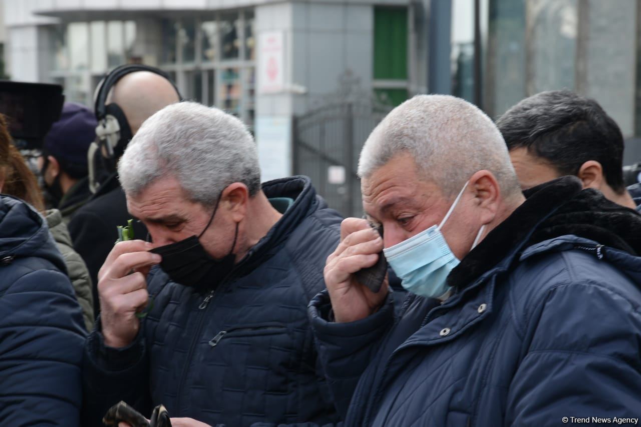 Vətəndaşlar "Ana harayı" abidəsini ziyarət edirlər (FOTOREPORTAJ)