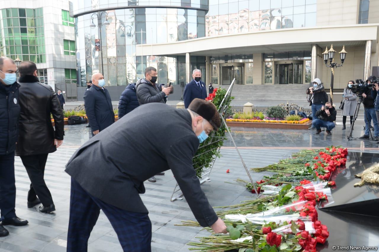 Vətəndaşlar "Ana harayı" abidəsini ziyarət edirlər (FOTOREPORTAJ)