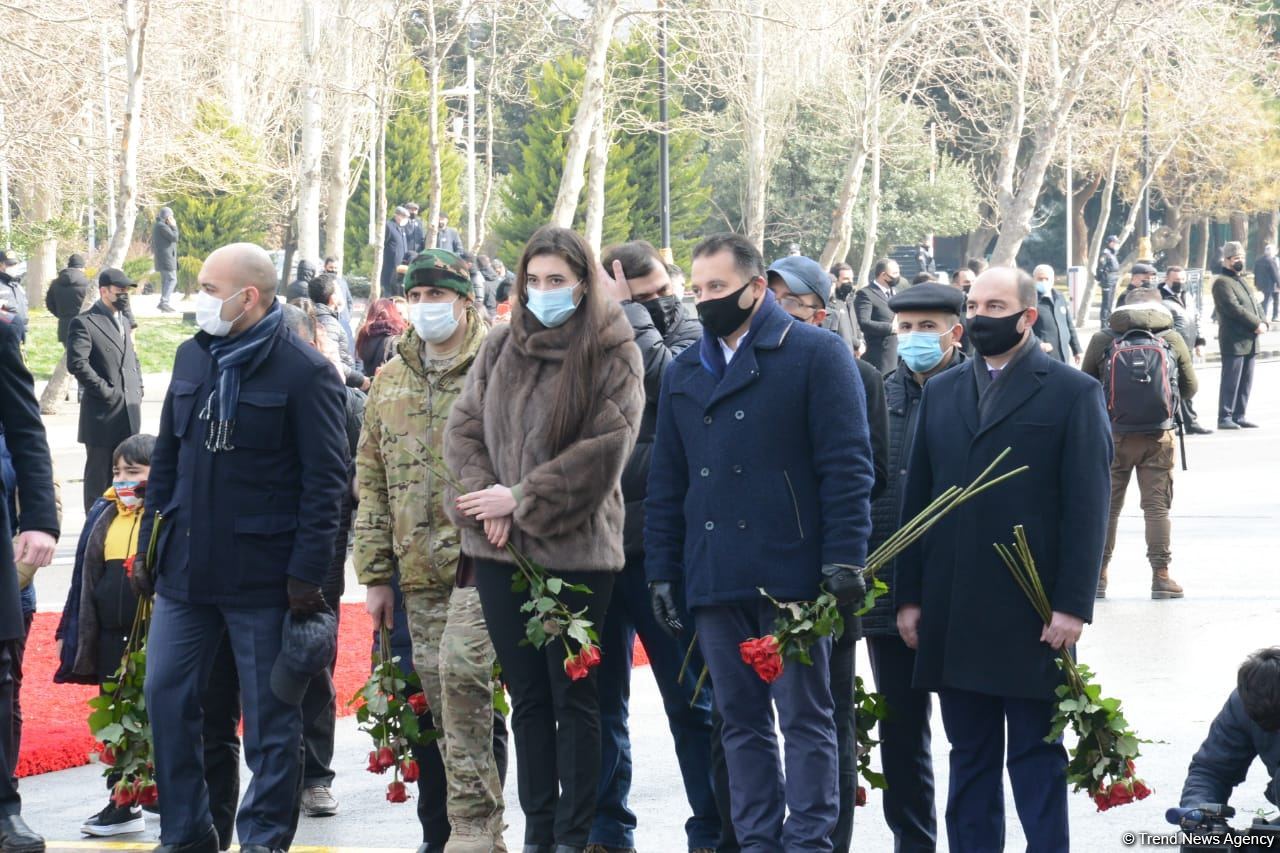 Vətəndaşlar "Ana harayı" abidəsini ziyarət edirlər (FOTOREPORTAJ)