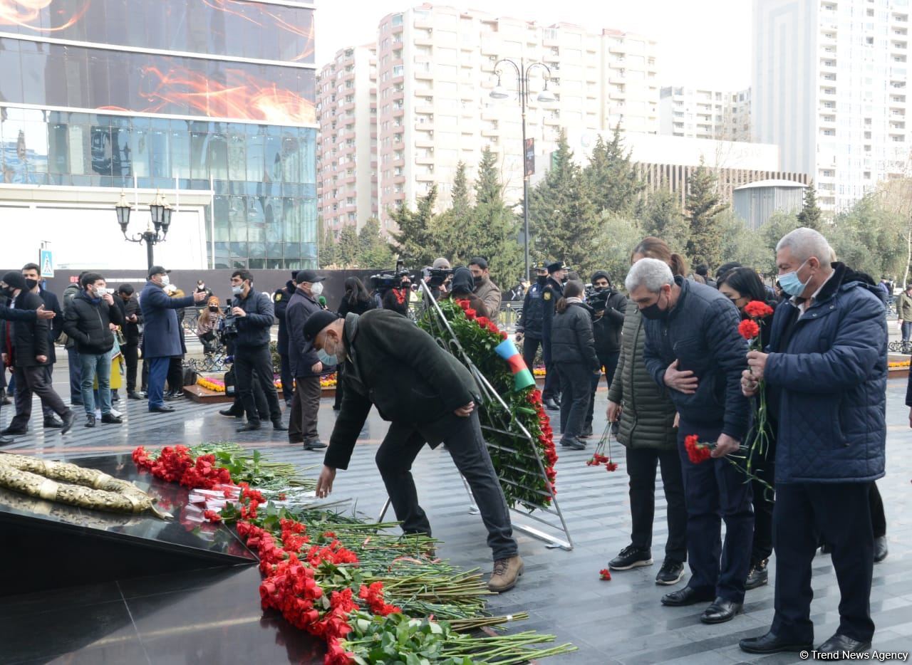 Vətəndaşlar "Ana harayı" abidəsini ziyarət edirlər (FOTOREPORTAJ)