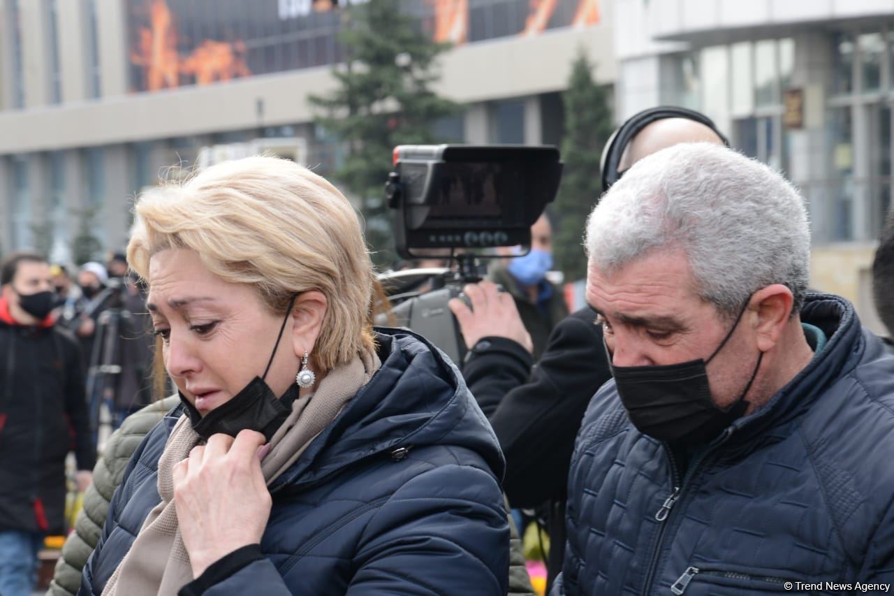 Vətəndaşlar "Ana harayı" abidəsini ziyarət edirlər (FOTOREPORTAJ)