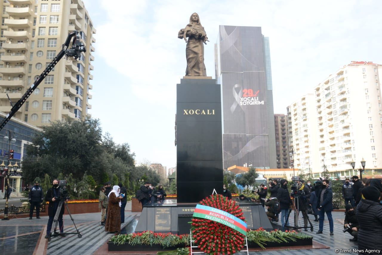 Vətəndaşlar "Ana harayı" abidəsini ziyarət edirlər (FOTOREPORTAJ)